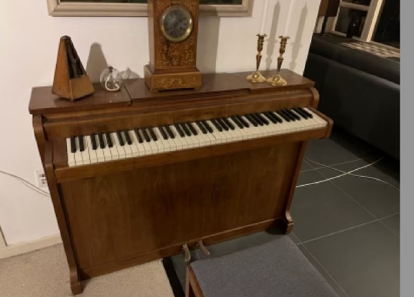 Klaver fra stueetage til 3. sal