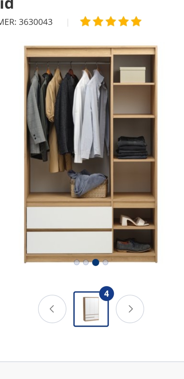 Skab samles - to lamper hænges op på væggen