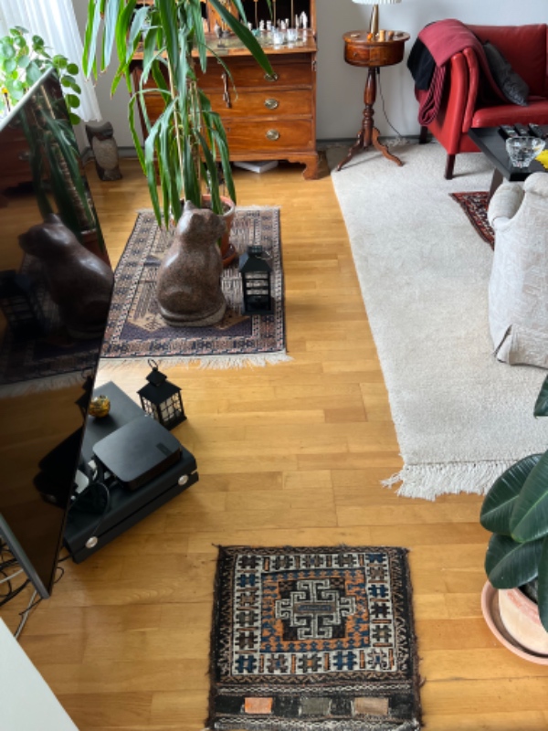 Støvsugning af tre værelser og vask af gulvene i køkken og badeværelse