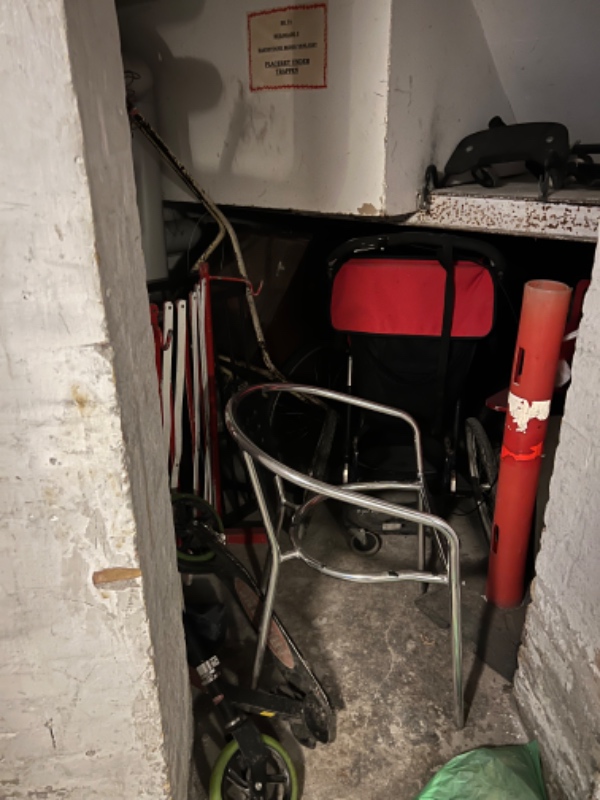 Pletvis Oppudsning af vægge i kælderrum og beboerrum.