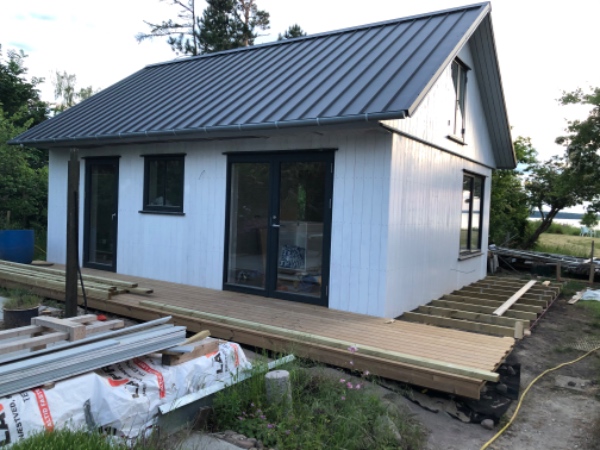 Omlægning af 58m2 metaltag, som larmer , da det er spændt for hårdt. Nordic clickfals 275,