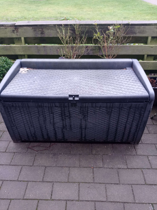 fjernelse af sofa, kontorstol og et par eletronik ting