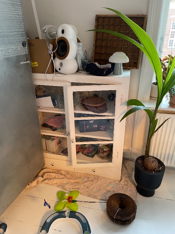 Opsætning af reoler og vitrineskab