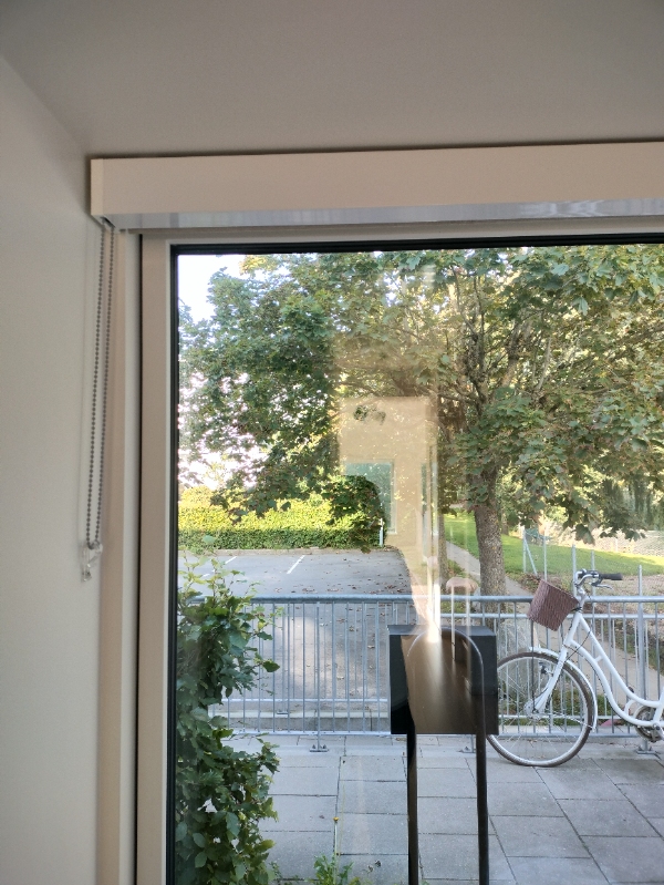 Taget rullegardiner på 10 vinduer ned. Taget et par lamper ned. Det er en lille opgave, men vi er ve