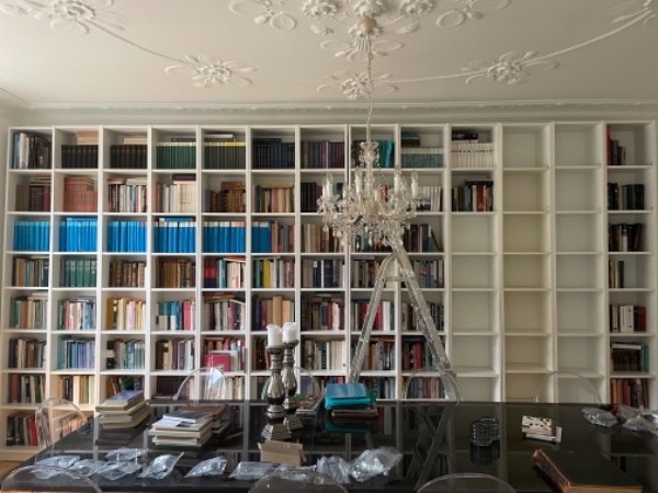 Hjælp med at fastgøre reoler til væg