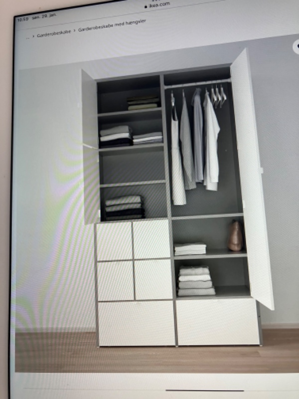 Samle 1-2 Visthus dobbelte garderobeskabe og skrue dem fast i væggen