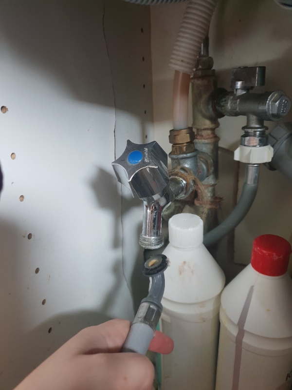 Tilslutning af opvaskermaskine (kun vand, el er allerede tilsluttet).