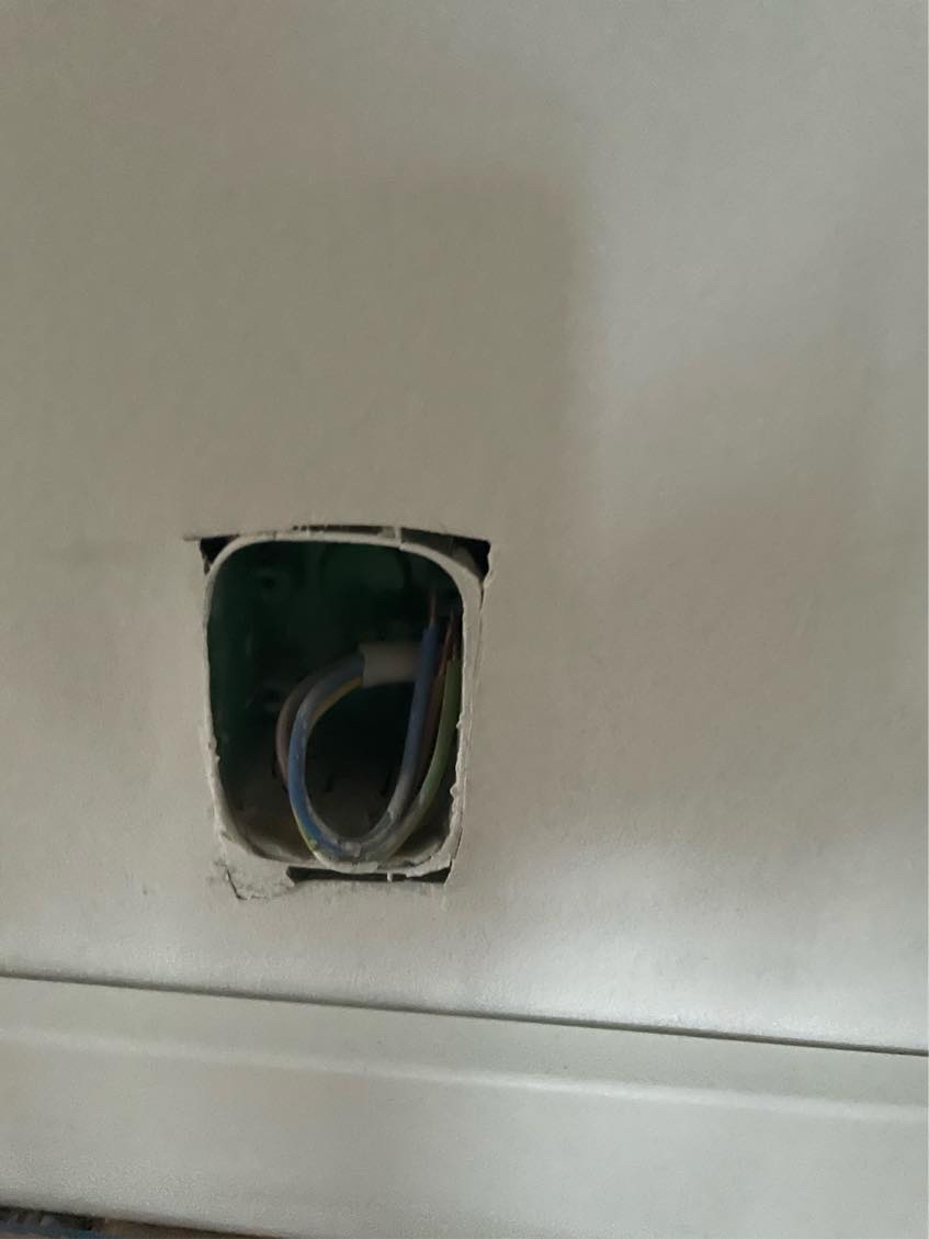 opsætning af 7 stikkontakter samt tilslutning til eltavle