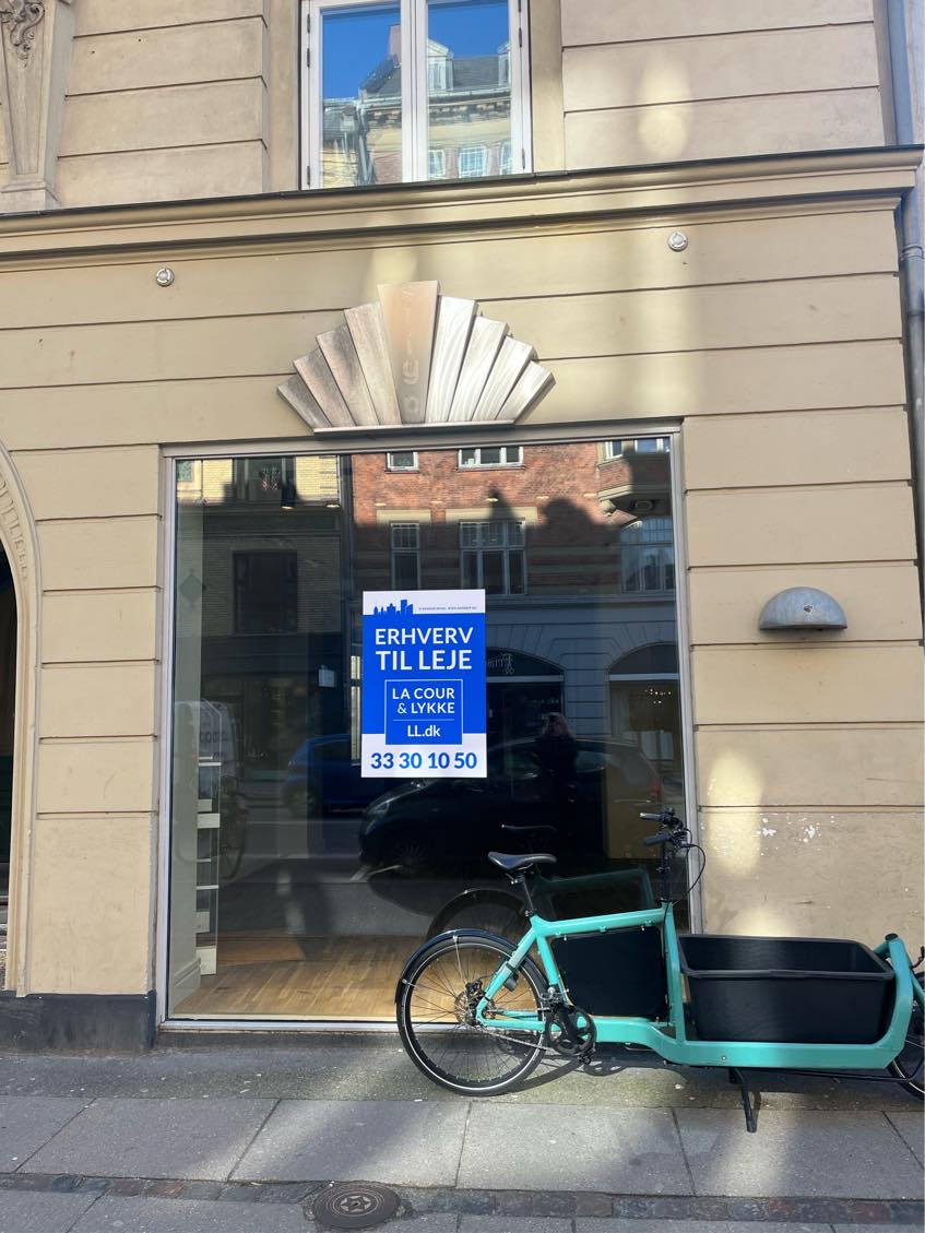 ned over butiksvindue i ca 3 meters højde.