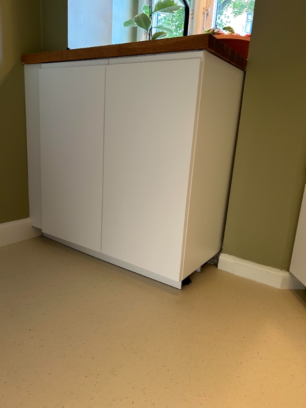 Mindre køkkenrenovering: Påsætning af sokkel og udskiftning af låge til opvaskemaskine