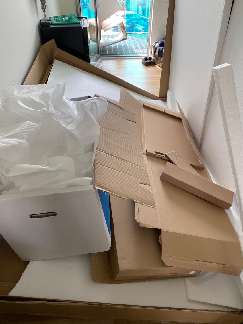 Afhentning af pap og flamingo fra nye møbler.