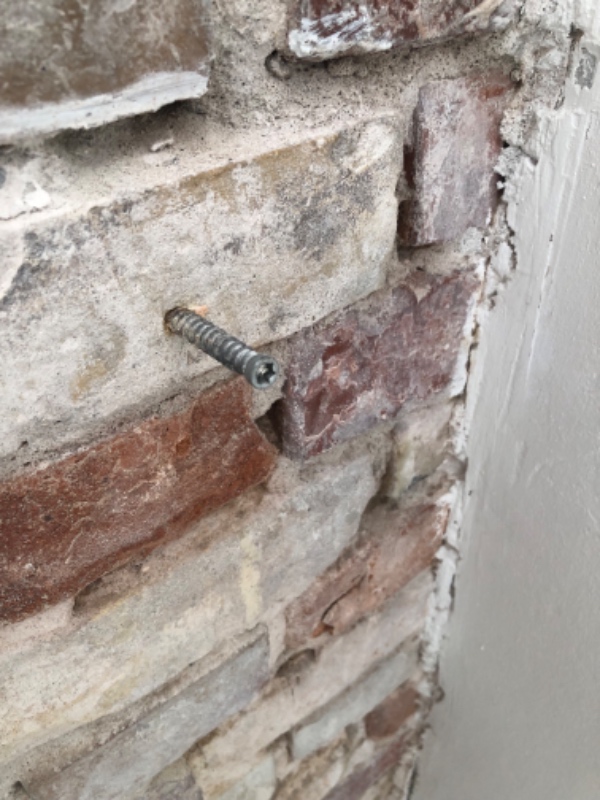 Fjernes 3 metalskruer fra murstensvæg (højst sandsynligt med vinkelsliber)