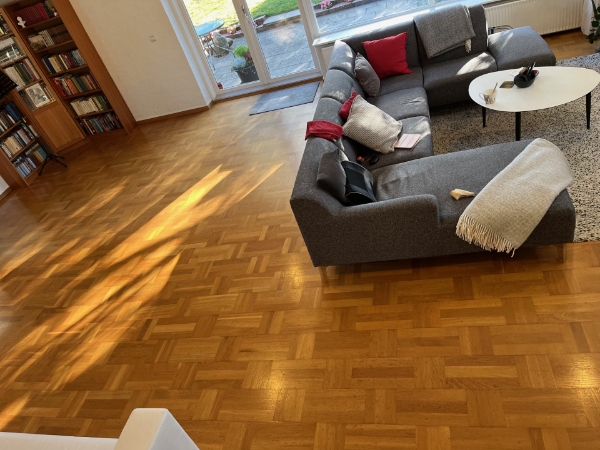 Afslibning, reparation og lakering af gammelt parketgulv, ca 75 kvm.