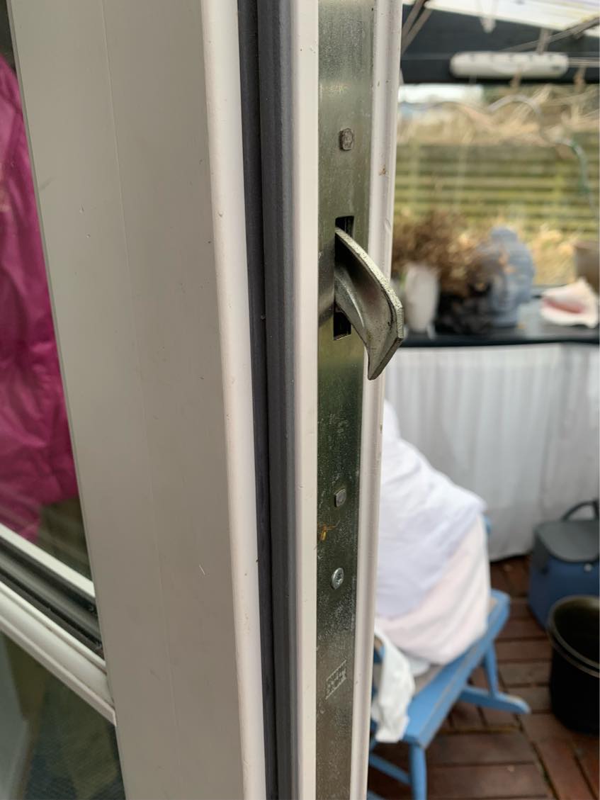 Ordne skydere i terrassedør, som ikke vilfolde helt ind, ,når man trykker håndtaget i bund