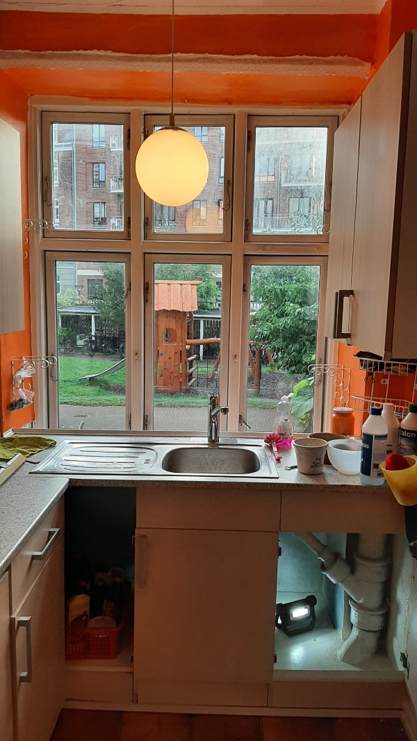 Maling af indvendige rammer om vinduesglasset
