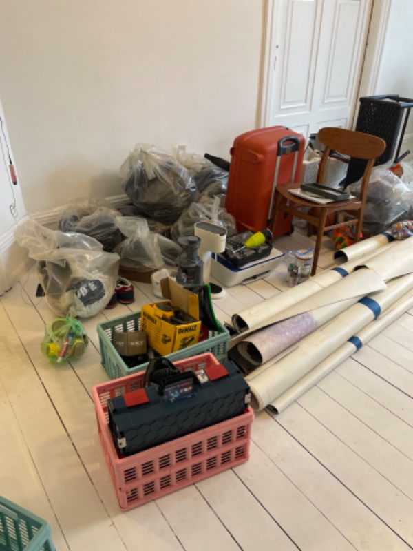 Opgaven skal løses i dag og fordi det er et dødsbo skal vi være sikker på det sker ordentligt og respektfuldt 8 poser, 2 stole, elektronik, 3 små reoler, 2 træplader, værktøj - dødsbo