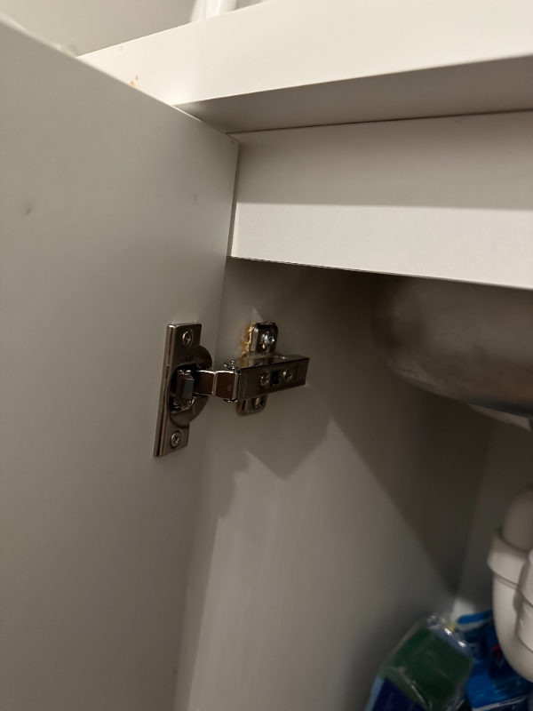 køkkenets skab er faldet ud og jeg har prøvet flere gange at montere det men uden held.