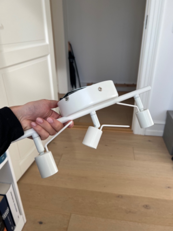 Ophæng af to lamper og en knagerække