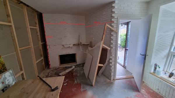 Nedrivning af opmuret pejs samt skorsten