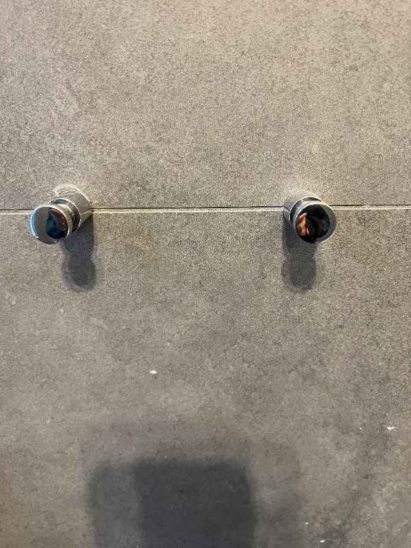 Afmonter 2 x blandingsbatteri, håndvask, toiletpapirholder og knager