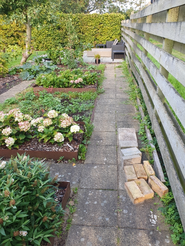 Luget ukrudtet fra bed foran huset, samt indkørsel (granitskaver) og langs hegnet, samt mellem alle fliser