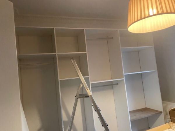 Hjælp til at sætte skinne til skydedør op i loftet og få sat skydedør i.