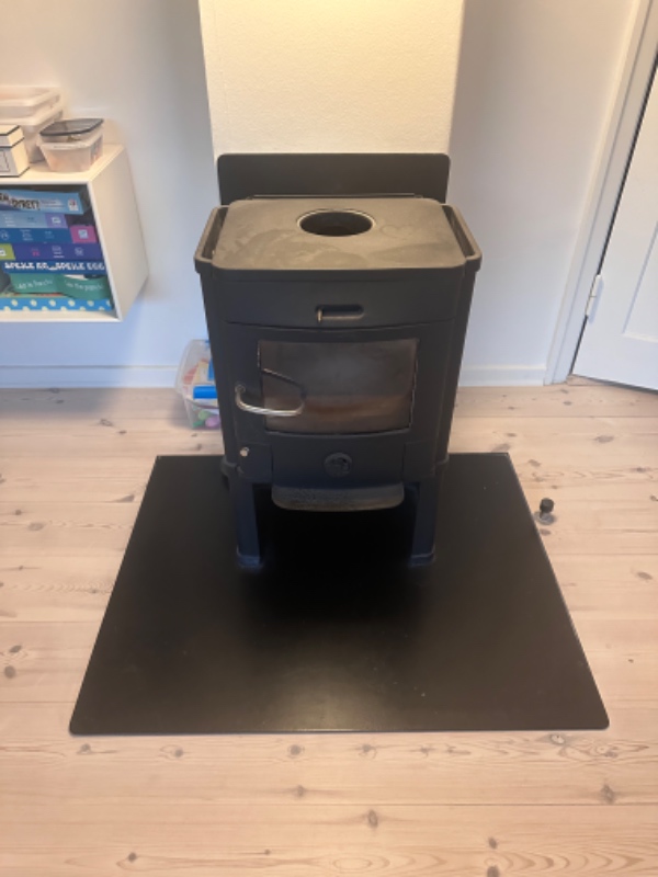 Afmontering og bortskaffelse af brændeovn. Gerne også murerarbejde efterfølgende.