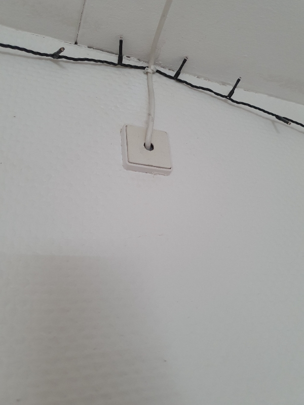 Fjerne ledninger og nedtagning af lampe, tv og overvågningskameraer