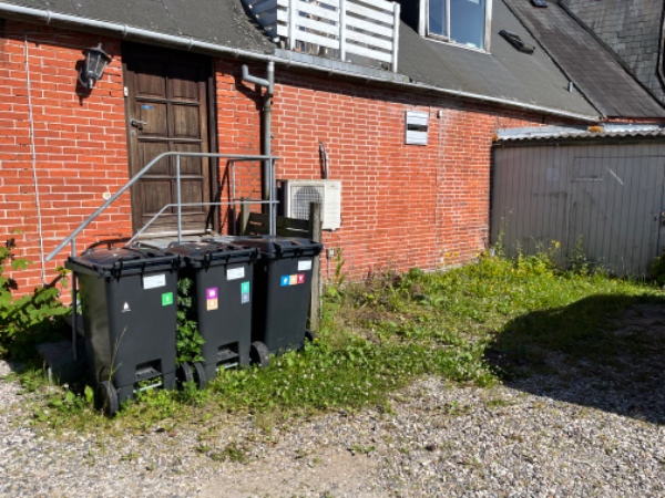 Fjerne ukrudt i baggård