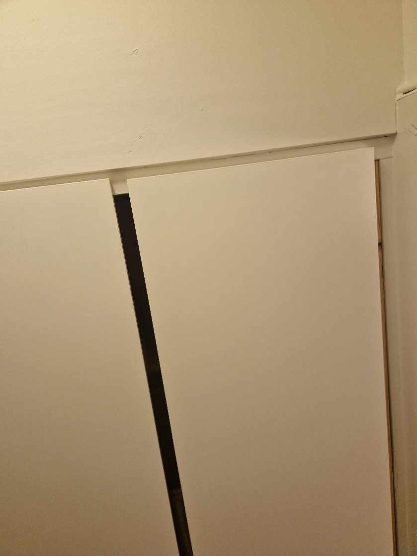 Hjælp til at sætte 2 skabslåger op