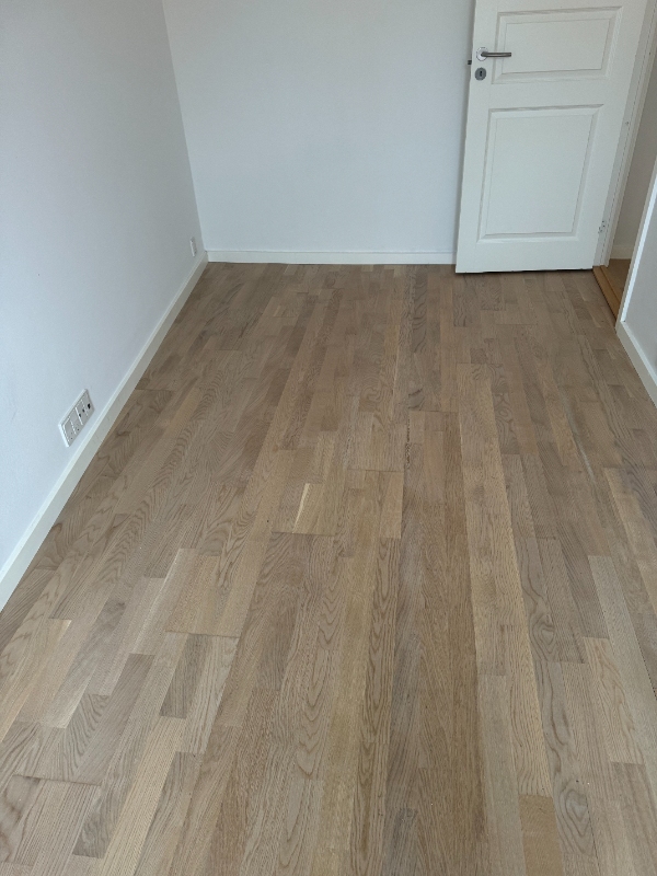 Nyt gulv og lister i soveværelse