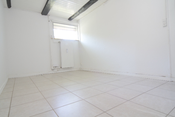 Opsætning af gipsvægge på stålskelet i et værelse på 2,5x3,8 meter