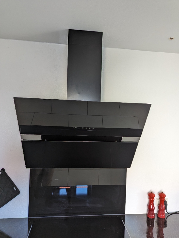 Udskiftning af eksisterende væghængt emhætte. Vi har selv den nye emhætte