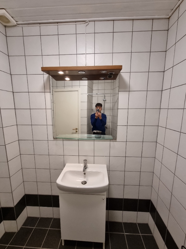 Afmontering af spejl og lys og montering af Storjorm spejl fra Ikea