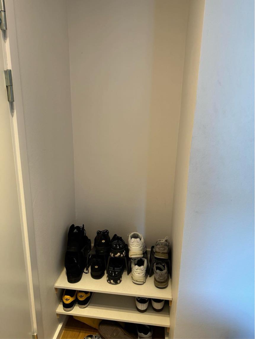 Nedtagning af skrivebord, tilskæring samt opsætning af akustik panel og ophængning af billede ( betonvægge)