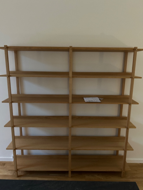 fastgørelse af reol til væg