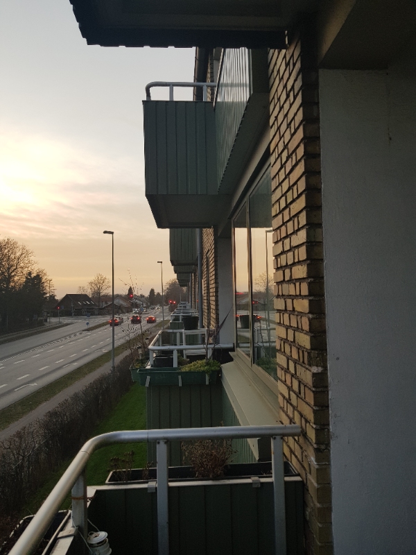 Sat kattenet op på altan . Beton og mursten.  Jeg bor kornvænget. I Ballerup, mod boulevarden