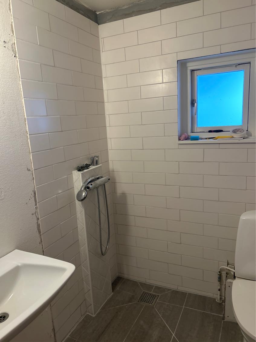 AKUT! Færdiggøring af badeværelse (se beskrivelse)