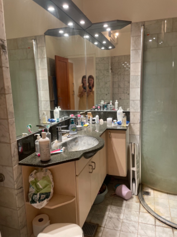 Hjælp til nedrivning og opsætning af badeværelsesmøbel