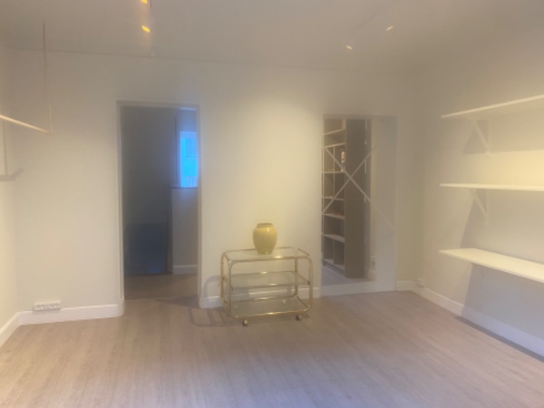 Flytning af hylde med 3 hyldeknægte samt opsætning af begge på ny