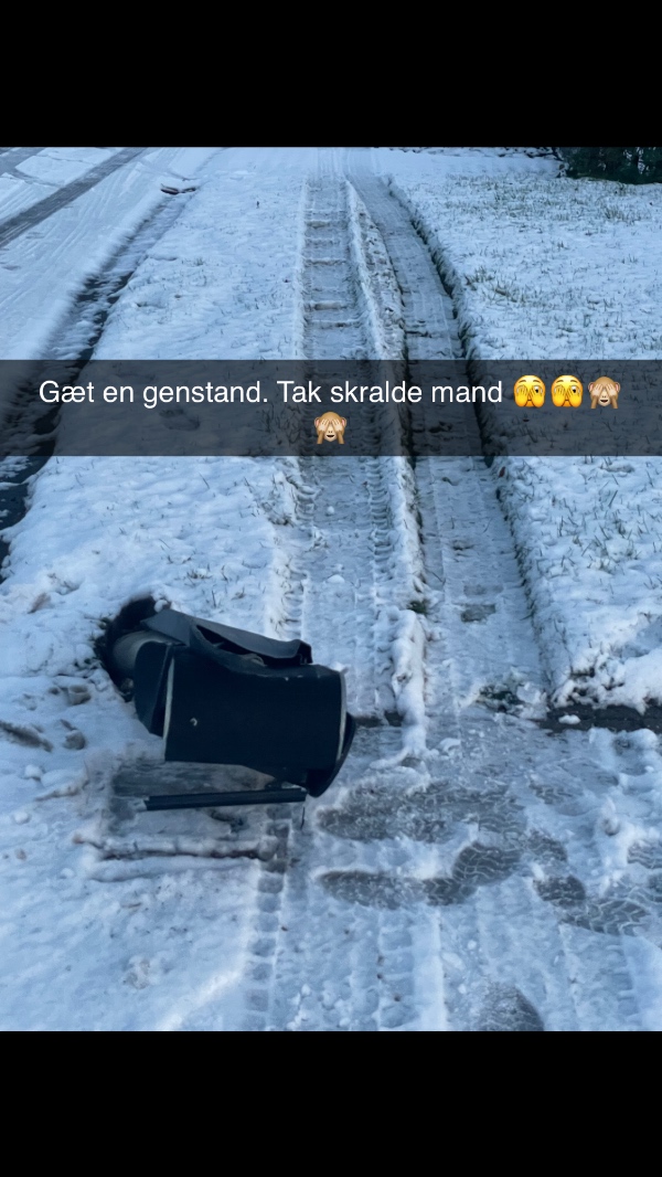 Postkasse afmonteres og ny på monteres da skralde mandens lastbil har på kørt postkasse 🙈