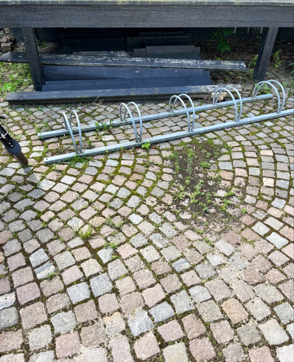 Jeg skal have kørt skrald væk og ukrudt skal luges/brændes væk i en gårdsplads med brosten.