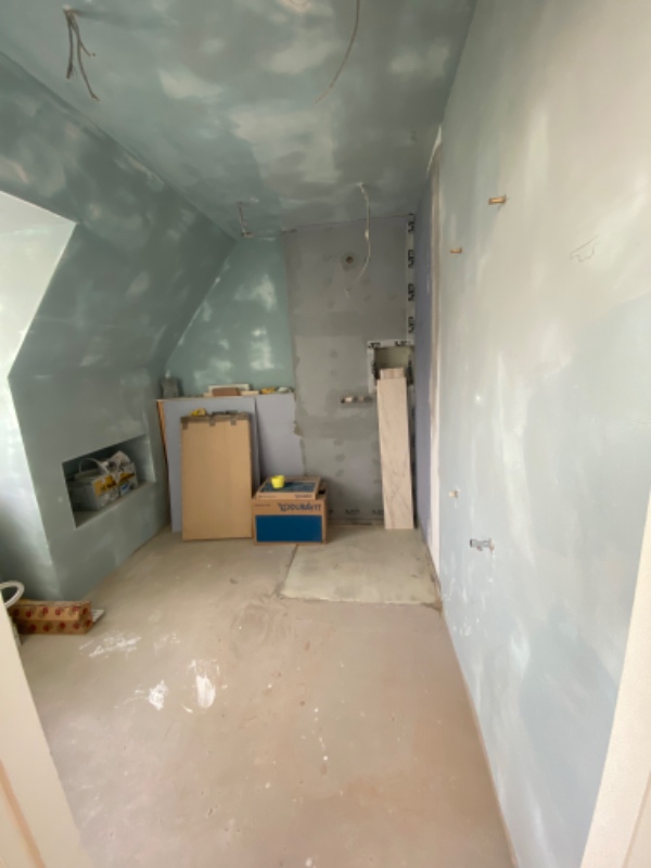 Lægning af sildebensfliser i badeværelse