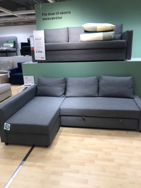 Garderobeskab og sovesofa