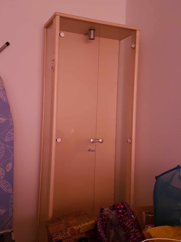 Fjerne et glasskab fra 1 sal og et tøjskab plus et par små ting fra kælder, det hele skal til affald