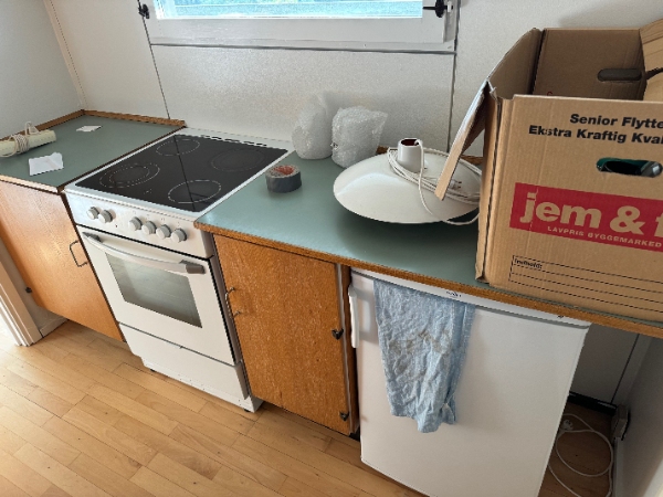 Maling af køkkenskabslåger. 7 stk (80*60 cm), 3 stk (200*40cm), 1 stk panel (160*5 cm) og 4 skuffefronter (40*20 cm).