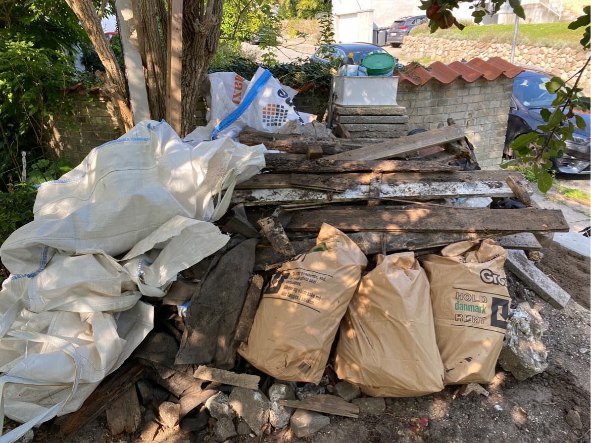 Hjælp til at fjerne fliser, haveaffald og lidt blandet byggeaffald