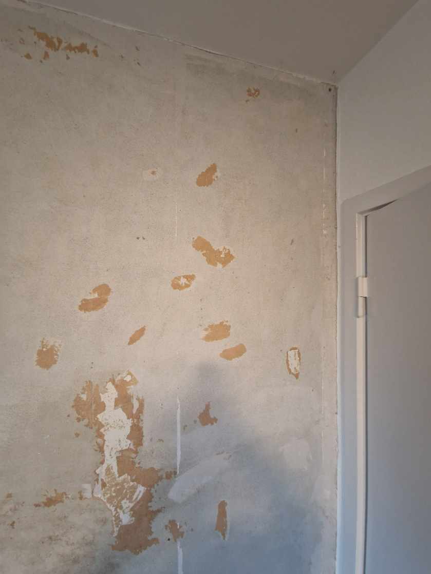 Gardiner, skabslåge, maling af væg