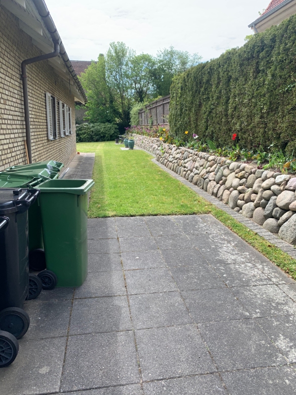 gave et bed op og ukrudt mellem fliserne