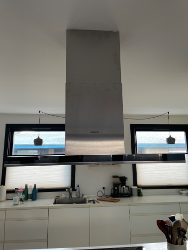 Montering af loftsemhætte, samt nedtagning/bortskaffelse af gammel emhætte.